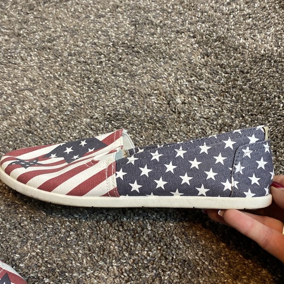 Air Walk Stars & Stripes Patriotic Red White & Blue Slip On Canvas Shoes Sz 8.5 - Picture 3 of 10